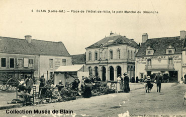 Jour de marché sur la place de l'Hôtel de Ville, au début du XXème siècle